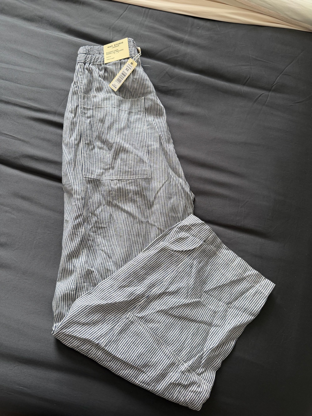 Max Studio blue and white pin stripe barrel linen pants